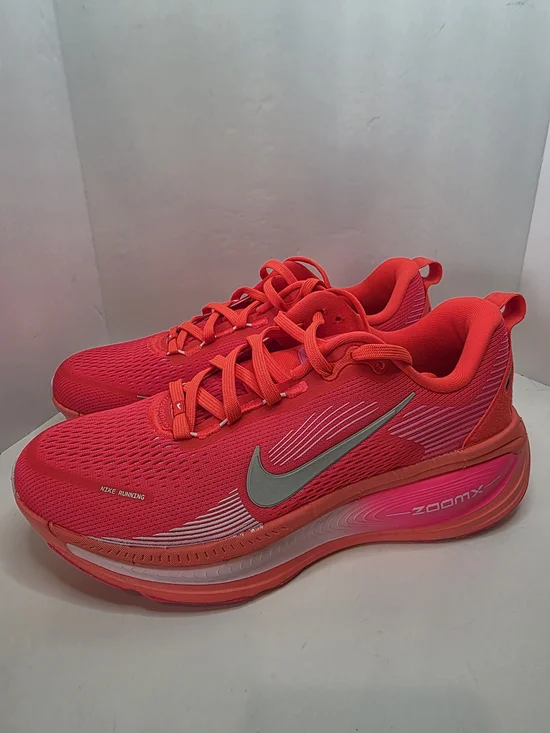 Nike Vomero 18 Women's Size 9 Bright Crimson/Metallic Silver HM6804-603 - Picture 2 of 6